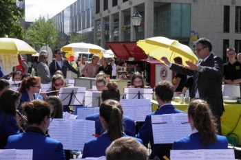 Das Jugendorchester spielt am Zonta-Benefiz-Aktionstag
